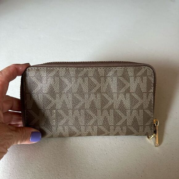 Micheal Kors Wallet - Picture 2 of 3